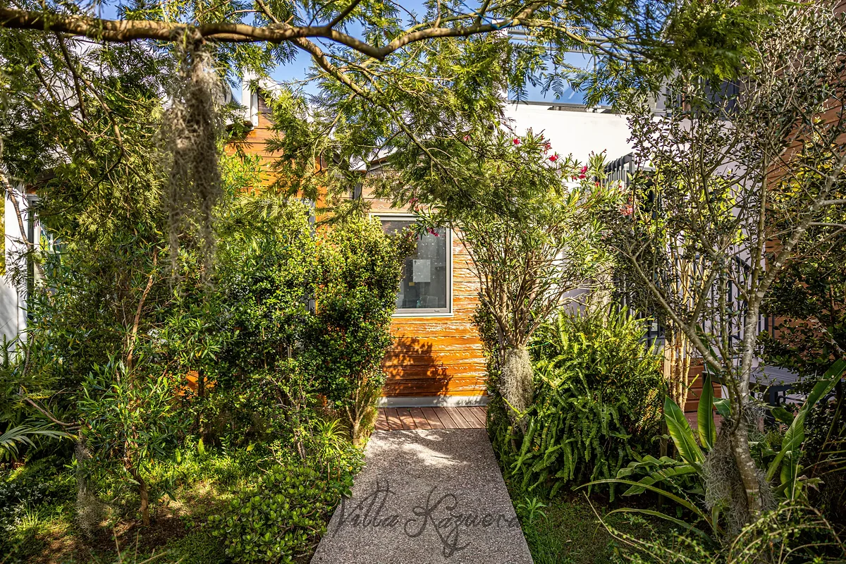 L'allée du jardin qui mène aux chambres