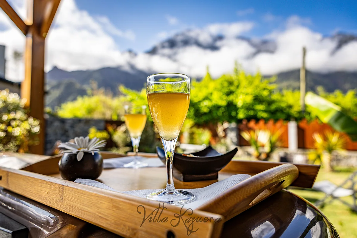 Deux verres posés sur le rebord du jacuzzi, face aux montagnes