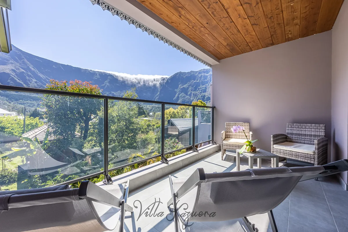 Le balcon d'une chambre et la vue sur les sommets de Cilaos