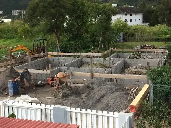 Le chantier de la Villa, les fondations coulées en famille