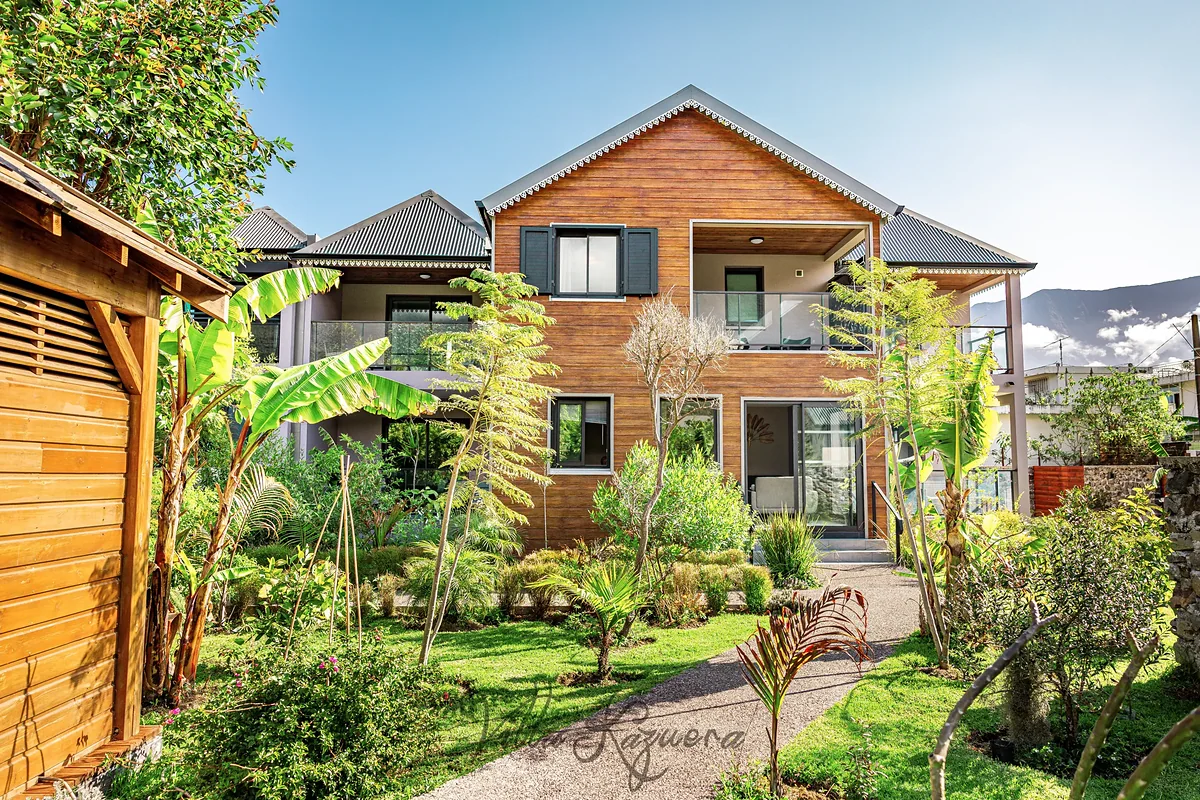 La façade en bois de la Villa Kazuera et son jardin