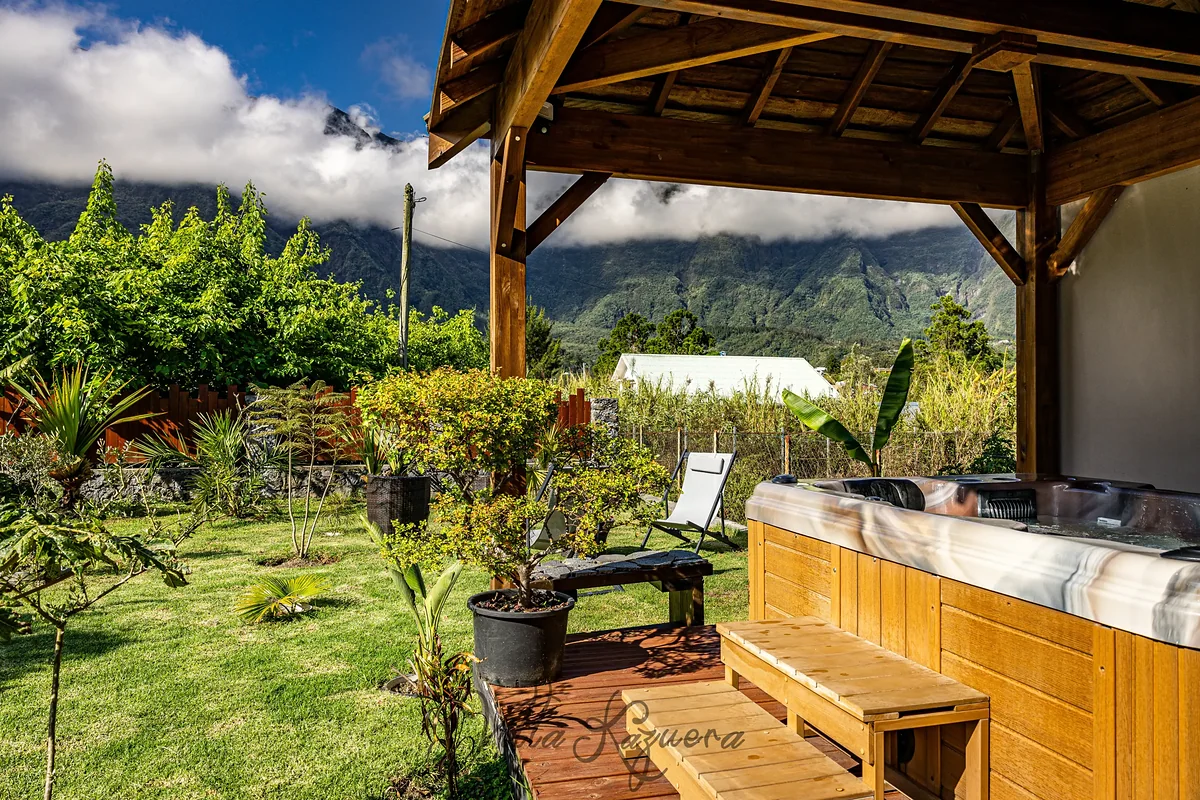 Le jacuzzi de la Villa Kazuera sous son kiosque en bois, face aux montagnes de Cilaos