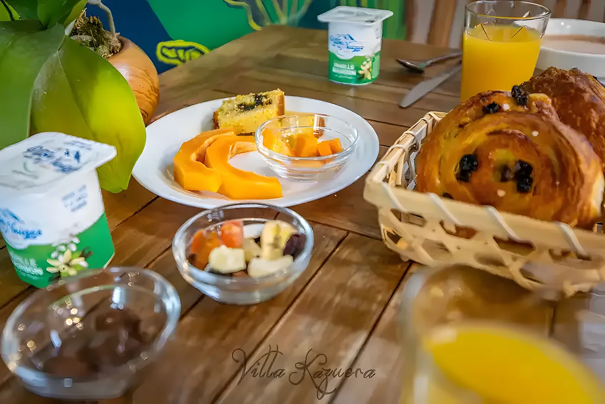 Le petit-déjeuner de la Villa Kazuera : fruits, viennoiseries et jus